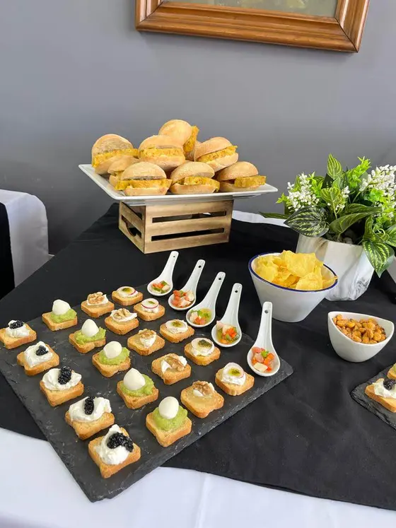 Mini bocadillos y canapés sobre pizarra para una comunión en Valencia