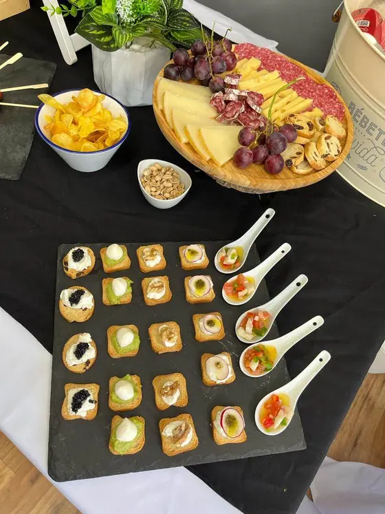 Tabla de canapés y cucharas de degustación con tabla de quesos y embutidos
