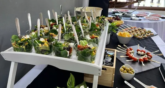 Ensaladas en vasito servidas en bandeja para un cumpleaños