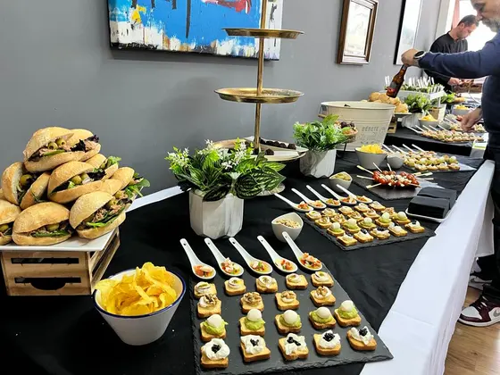 Mini bocadillos de atún y canapés para un evento de empresa
