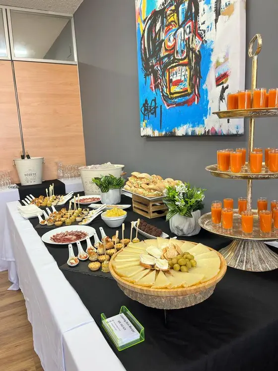 Torre dorada de vasitos de gazpacho y tabla de quesos, catering de empresa