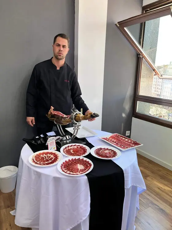 Cortador de jamón ibérico en vivo en un evento de empresa