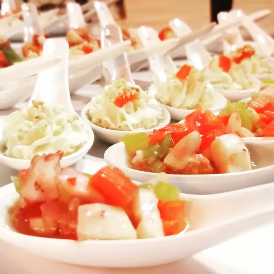 Cucharas de degustación con tomate, pepino y mousse