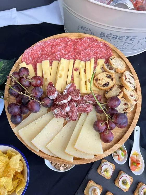 Tabla de quesos, salchichón y uvas