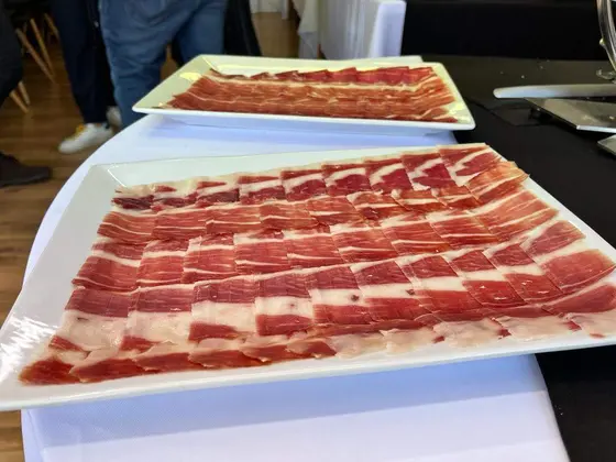 Bandejas de jamón ibérico cortado a cuchillo