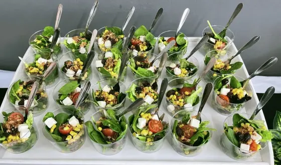 Ensalada de espinacas, maíz y queso feta en vasito