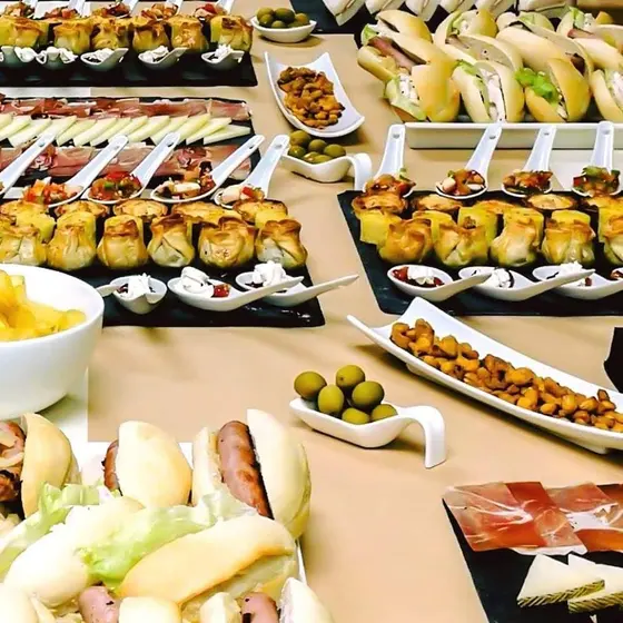 Surtido de aperitivos, montaditos, cucharas y quesos