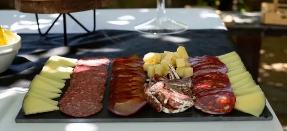 Pizarra con lomo, chorizo, salchichón, queso en cubos y lonchas