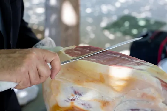 Corte de jamón ibérico a cuchillo en un evento de Bon Menjar